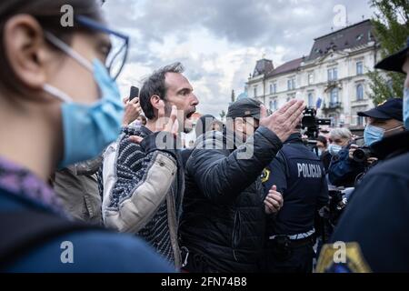 Ljubljana, Slovénie. 14 mai 2021. Les manifestants font face à la police lors d'une manifestation anti-gouvernementale à ljubljana. Les manifestations antigouvernementales à Ljubljana se sont poursuivies vendredi en réponse à l'adoption par le gouvernement d'un acte prétendument nuisible sur l'eau. (Photo de Luka Dakskobler/SOPA Images/Sipa USA) crédit: SIPA USA/Alay Live News Banque D'Images