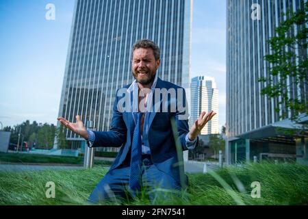 Homme d'affaires stressé pleurant. Homme d'affaires en triste dépression pleurant sensation de dépression. Tristesse, douleur émotionnelle et solitude. Banque D'Images