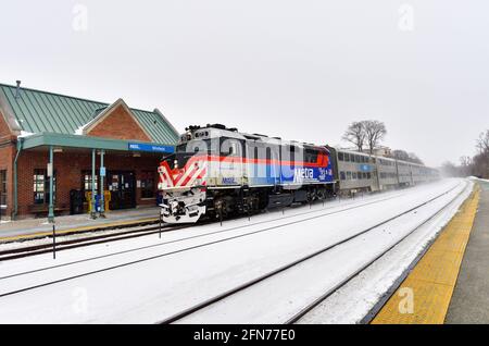 Winfield, Illinois, États-Unis. Un train de banlieue Metra arrivant dans la communauté suburbaine de Winfield à Chicago avec des navetteurs revenant de leur emploi à Chicago. Banque D'Images