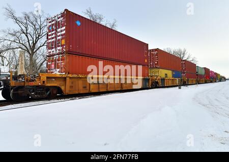 Bartlett, Illinois, États-Unis. Un train de marchandises intermodal du chemin de fer national canadien traverse l'Illinois un après-midi d'hiver. Banque D'Images