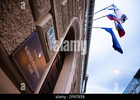 Ljubljana, Slovénie. 14 mai 2021. Un drapeau israélien est hissé le long des drapeaux slovènes de l'UE sur le bâtiment du gouvernement slovène à Ljubljana. Le gouvernement slovène a levé le drapeau israélien sur le bâtiment gouvernemental comme une expression de solidarité avec Israël au milieu de l'escalade de la violence israélo-palestinienne. (Photo de Luka Dakskobler/SOPA Images/Sipa USA) crédit: SIPA USA/Alay Live News Banque D'Images