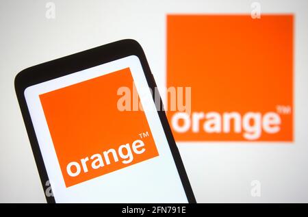 Ukraine. 15 mai 2021. Dans cette illustration, le logo Orange S.A. d'une multinationale française de télécommunications est visible sur un smartphone et un écran de pc. (Photo de Pavlo Gonchar/SOPA Images/Sipa USA) crédit: SIPA USA/Alay Live News Banque D'Images