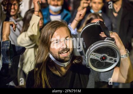 Barcelone, Espagne. 14 mai 2021. On voit un homme sans masque tenir un orateur dans les rues de Barcelone. Des foules de gens affluent dans le centre-ville pour boire et s'amuser sans aucune mesure de sécurité le premier week-end sans état d'alarme et sans couvre-feu à Barcelone, entraînant la police à effectuer une opération d'expulsion. (Photo de Thiago Prudencio/SOPA Images/Sipa USA) crédit: SIPA USA/Alay Live News Banque D'Images