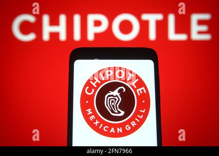 Ukraine. 14 mai 2021. Dans cette illustration, le logo Chipotle de Chipotle Mexican Grill, une chaîne américaine de restaurants rapides et décontractés, est visible sur un écran de smartphone. (Photo de Pavlo Gonchar/SOPA Images/Sipa USA) crédit: SIPA USA/Alay Live News Banque D'Images