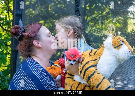 Lynwood, Washington, États-Unis. Une fille de quatre ans et sa mère s'embrasent et sont affectueuses. (M.) Banque D'Images