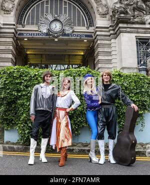 Londres, Royaume-Uni. 14 mai 2021. (G-D) Loucas Hajiantoni, Jojo Desmond, Rhiannon porter et Edward Handoll lors d'un appel photo à l'intention des acteurs de l'ABBA Mania à la gare ferroviaire de London Waterloo. (Photo de Brett Cove/SOPA Images/Sipa USA) crédit: SIPA USA/Alay Live News Banque D'Images