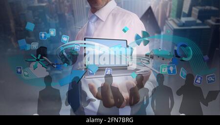 Homme d'affaires disposant d'une interface numérique avec des clients et des clients Banque D'Images