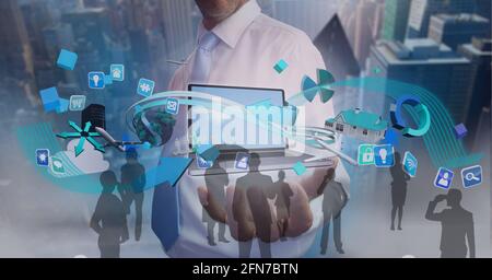 Homme d'affaires disposant d'une interface numérique avec des clients et des clients Banque D'Images