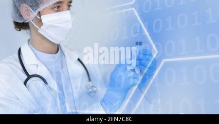 Composition du codage binaire sur médecin dans le masque facial avec seringue Banque D'Images