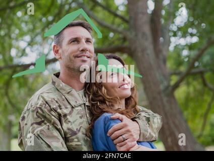 Composition de la maison dessinant sur le portrait d'un soldat masculin souriant avec sa femme Banque D'Images