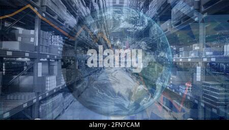 Composition du traitement des données financières avec le globe au-dessus de la pile étagères dans l'entrepôt Banque D'Images