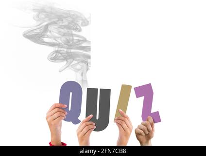Composition du quiz en lettres multicolores détenues par des personnes avec fumée grise Banque D'Images