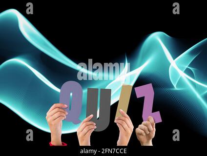 Composition du quiz en lettres multicolores détenues par des personnes avec des pistes lumineuses bleues Banque D'Images