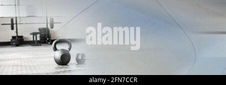 Composition de kettlebell sur le sol de la salle de sport avec lumière grise floue Banque D'Images