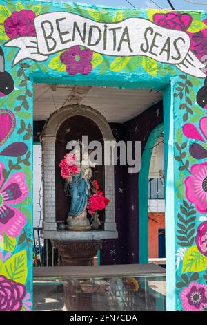 Medellin, Antioquia, Colombie - décembre 23 2020: La statuette de la Vierge Marie avec des lettres écrites sur elle "Dieu vous bénisse" dans le quartier touristique Banque D'Images