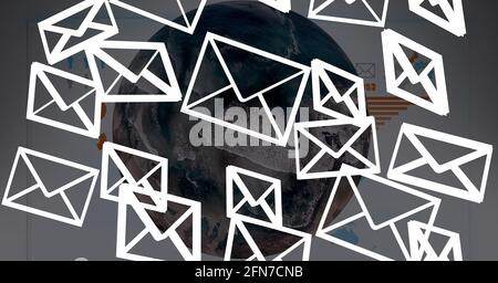 Composition d'un réseau d'icônes d'enveloppe d'e-mail sur le globe dans arrière-plan Banque D'Images
