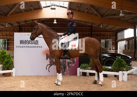 Cheshire, Grande-Bretagne. 14 mai 2021. Alex Hua Tian conduit son cheval « Don » lors d'une conférence de presse à Cheshire, en Grande-Bretagne, le 14 mai 2021. Le premier pilote olympique chinois Alex Hua Tian a dévoilé son nouveau slogan « Hoof Print to Tokyo » pour les Jeux Olympiques lors de la conférence de presse des écuries Pinfold à Cheshire, en Grande-Bretagne. Credit: Ray Tang/Xinhua/Alay Live News Banque D'Images