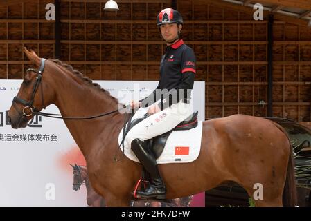 Cheshire, Grande-Bretagne. 14 mai 2021. Alex Hua Tian conduit son cheval « Don » lors d'une conférence de presse à Cheshire, en Grande-Bretagne, le 14 mai 2021. Le premier pilote olympique chinois Alex Hua Tian a dévoilé son nouveau slogan « Hoof Print to Tokyo » pour les Jeux Olympiques lors de la conférence de presse des écuries Pinfold à Cheshire, en Grande-Bretagne. Credit: Ray Tang/Xinhua/Alay Live News Banque D'Images