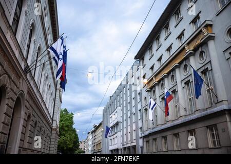 Ljubljana, Slovénie. 14 mai 2021. Un drapeau israélien est hissé aux côtés des drapeaux slovènes de l'UE sur le bâtiment du gouvernement slovène à Ljubljana. Le gouvernement slovène a levé le drapeau israélien sur le bâtiment gouvernemental comme une expression de solidarité avec Israël au milieu de l'escalade de la violence israélo-palestinienne. Crédit : SOPA Images Limited/Alamy Live News Banque D'Images