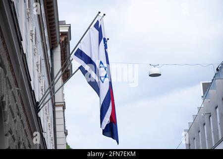 Ljubljana, Slovénie. 14 mai 2021. Un drapeau israélien est hissé aux côtés des drapeaux slovènes de l'UE sur le bâtiment du gouvernement slovène à Ljubljana. Le gouvernement slovène a levé le drapeau israélien sur le bâtiment gouvernemental comme une expression de solidarité avec Israël au milieu de l'escalade de la violence israélo-palestinienne. Crédit : SOPA Images Limited/Alamy Live News Banque D'Images