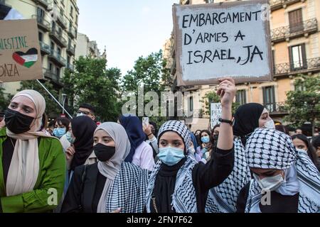 Barcelone, Espagne. 14 mai 2021. Protster tient un écriteau qui se lit, "embargo sur les armes à Israël déjà" à Barcelone. La Communauté palestinienne de Catalogne a manifesté contre l'État d'Israël, devant la délégation du gouvernement espagnol à Barcelone, en raison des derniers événements du conflit. Les manifestants demandent à l'État espagnol de ne pas être en accord avec les pratiques des forces de sécurité israéliennes. Crédit : SOPA Images Limited/Alamy Live News Banque D'Images