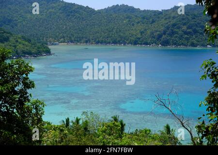 Indonésie Iles Anambas - île de Telaga bayview avec coraux Banque D'Images