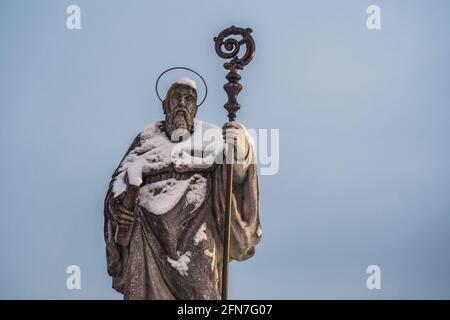 Saint Benoît de Nursia Statue sur Sonntagberg dans le Mostviertel ou must quartier de Basse-Autriche recouvert de neige. Reproduction d'une sculpture m Banque D'Images