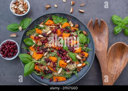 Salade saine avec couscous et patate douce Banque D'Images