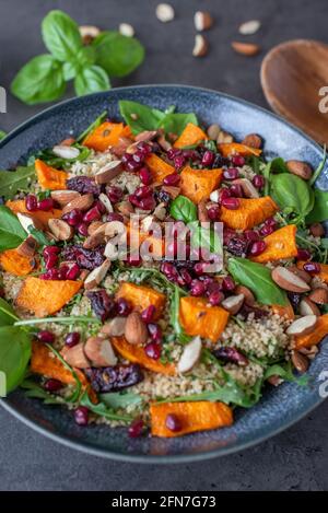 Salade saine avec couscous et patate douce Banque D'Images