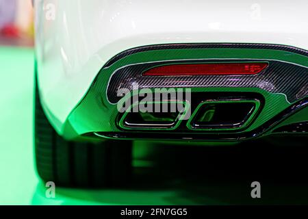 gros plan sur les deux tuyaux d'échappement de voiture de luxe moderne, le smog du véhicule polluant l'air Banque D'Images