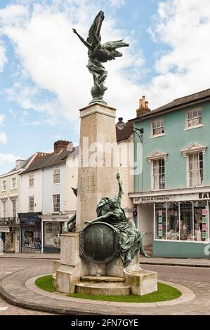 LEWES, EAST SUSSEX, Royaume-Uni - 29 AVRIL 2012 : vue sur le monument commémoratif de guerre au centre de la ville Banque D'Images