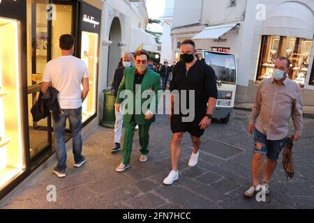 Sir Elton John vacances à Capri (Italie) avec son mari David Fournir et leurs enfants Zachary et Élie Banque D'Images