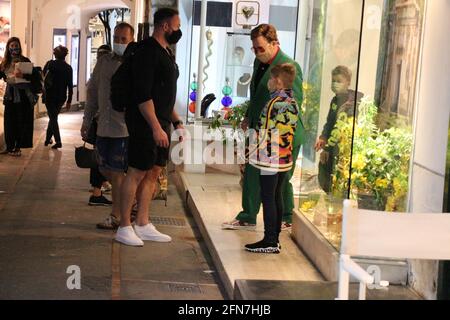 Sir Elton John vacances à Capri (Italie) avec son mari David Fournir et leurs enfants Zachary et Élie Banque D'Images