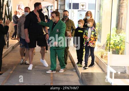 Sir Elton John vacances à Capri (Italie) avec son mari David Fournir et leurs enfants Zachary et Élie Banque D'Images