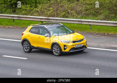 2020 jaune KIA STONIC 4 ISG S-A 1,0 5dr Hatchback 6sp essence Auto Estate URBAN Crossover; circulation de véhicule, véhicules en mouvement, voitures, véhicule roulant sur les routes britanniques, moteurs, conduite sur l'autoroute M6 réseau routier britannique. Banque D'Images