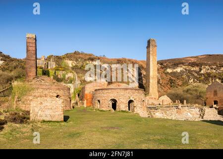 Le brickworks abandonné à Porth Wen sur la côte nord d'Anglesey. Banque D'Images