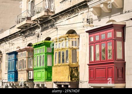 Vue vintage des bâtiments typiques balcons à la Valletta - Voyage haut en couleur à Malte sur la route - s'est surmontée version filtrée Banque D'Images