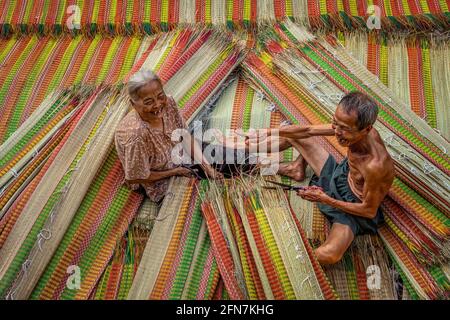 Vue de dessus de l'ancien artisan vietnamien amant faisant les tapis traditionnels du vietnam avec action de bonheur dans l'ancien village traditionnel à dinh yen, dong Banque D'Images