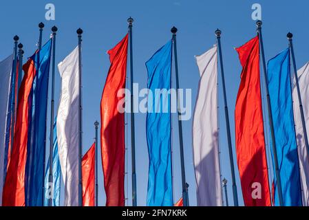 Drapeaux blancs, bleus, rouges en tant que drapeau russe au total. Imitation de drapeau de la Russie dans une rue pendant la chaude journée ensoleillée. Banque D'Images