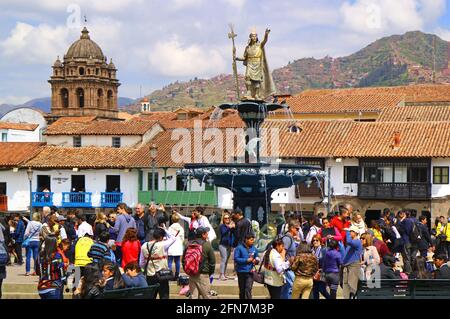 Plaza de Armas à Cusco avec une fontaine de Pachacuti, l'empereur de l'Empire Inca, Pérou, Amérique du Sud Banque D'Images