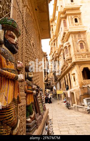 traditionnellement, la marionnette rajasthani dans les rues de jaisalmer près de patwa habeli. Banque D'Images