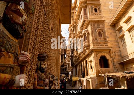 traditionnellement, la marionnette rajasthani dans les rues de jaisalmer près de patwa habeli. Banque D'Images