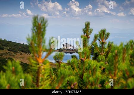 Chemin entre le lac Bezbog et la cabane et le lac Popovo dans le parc national de Pirin, près de Bansko, Bulgarie Banque D'Images