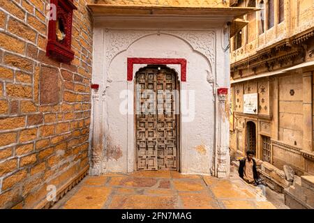 indian rajasthani ancienne porte traditionnelle vintage à jaisalmer. Banque D'Images