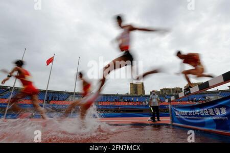 Chengdu, province chinoise du Sichuan. 15 mai 2021. Les athlètes participent à la finale masculine de 3000m steeplechase au tournoi national d'athlétisme sur invitation 2021, à Chengdu, dans la province du Sichuan, dans le sud-ouest de la Chine, le 15 mai 2021. Credit: Shen Bohan/Xinhua/Alay Live News Banque D'Images