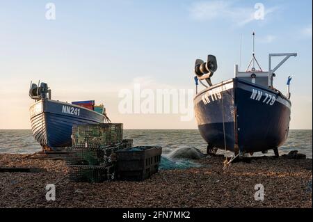 EASTBOURNE, EAST SUSSEX, Royaume-Uni - 30 AVRIL 2012 : de petits bateaux de pêche côtiers en bois ont été retirés sur la plage Banque D'Images