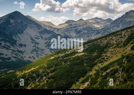 Chemin entre le lac Bezbog et la cabane et le lac Popovo dans le parc national de Pirin, près de Bansko, Bulgarie Banque D'Images