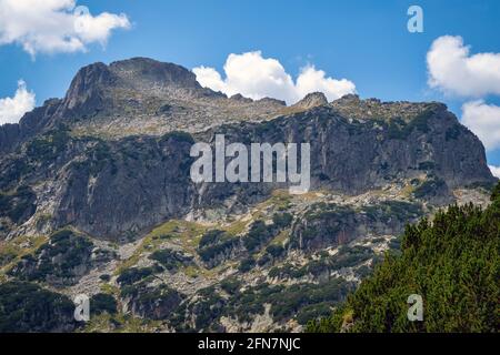 Chemin entre le lac Bezbog et la cabane et le lac Popovo dans le parc national de Pirin, près de Bansko, Bulgarie Banque D'Images