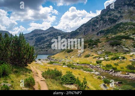 Chemin entre le lac Bezbog et la cabane et le lac Popovo dans le parc national de Pirin, près de Bansko, Bulgarie Banque D'Images