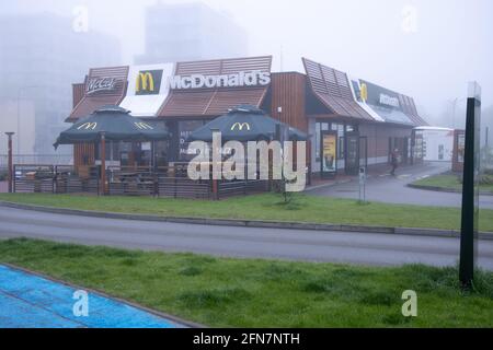 Restaurant de restauration rapide McDonalds dans la brume, lors d'une journée pluvieuse. Banque D'Images